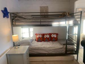 ein Schlafzimmer mit zwei Etagenbetten mit Eulen darauf in der Unterkunft Peaceful Log Cabin next to Horse Field in Morpeth