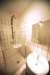 W łazience znajduje się umywalka i prysznic. w obiekcie Gemütliche Ferienwohnung in Lerbach mit Garten, Grill und Terrasse w mieście Lerbach