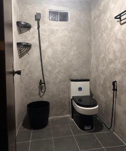 e bagno con servizi igienici e doccia. di Likod Bahay Cabin 