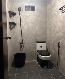 La salle de bains est pourvue d'une douche et de toilettes. dans l'établissement Likod Bahay Cabin, 