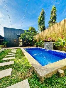 - une piscine dans la cour d'une maison dans l'établissement Likod Bahay Cabin, 