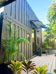 une maison avec des plantes sur une terrasse en bois dans l'établissement Likod Bahay Cabin, 