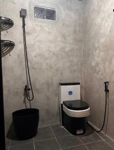La petite salle de bains est pourvue d'une douche et de toilettes. dans l'établissement Likod Bahay Cabin, 