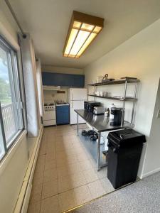 een kleine keuken met een tafel en een raam bij Carriage Hill Apartment #11 in Whitewater