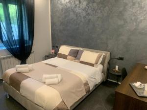 een slaapkamer met een groot bed met kussens erop bij 'A Cunziria in Vizzini