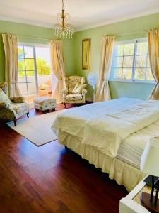 Un dormitorio con una cama grande y una lámpara de araña. en Villa Botanica, en Silves