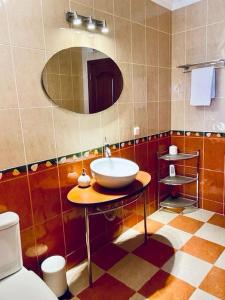 y baño con lavabo y espejo. en Villa Botanica, en Silves