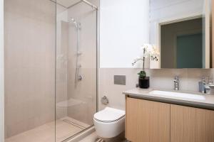 Opulent 1BR at Summer Dubai Creek SLEEP 4 tesisinde bir banyo