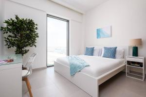 Opulent 1BR at Summer Dubai Creek SLEEP 4 tesisinde bir odada yatak veya yataklar