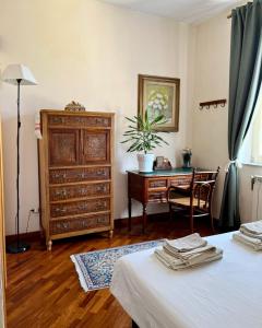 Schlafzimmer mit einem Schreibtisch, einer Kommode und einem Bett in der Unterkunft Casa Vacanze Seahorse in Salerno