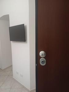 una porta con sopra una televisione di Repubblica 14 a Iglesias