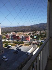 een balkon met uitzicht op een parkeerplaats bij Vacaciones en viña del mar in Viña del Mar