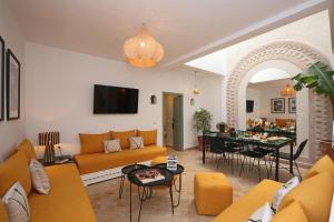 A seating area at Riad Amal, Exclusif et élégant à 6 min de Jemaa El Fna