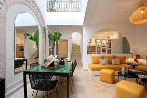 sala de estar con sofá y mesa en Riad Amal, Exclusif et élégant à 6 min de Jemaa El Fna en Marrakech