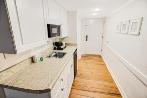 Η κουζίνα ή μικρή κουζίνα στο Beaches and Dreams 6th Flr Oceanfront Room +4 φωτογραφίες