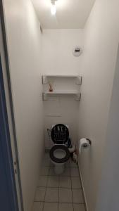 a small bathroom with a toilet with a black seat at Paris'door Cozy 2P 50m² all equipped in a village in Le Pré-Saint-Gervais