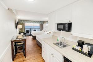 Η κουζίνα ή μικρή κουζίνα στο Beaches and Dreams 6th Flr Oceanfront Room