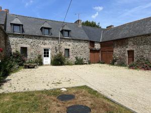 an old stone building with a yard in front of it at 903 - Magnifique longère entièrement rénovée quelques kilomètres des plages d'Erquy in Erquy