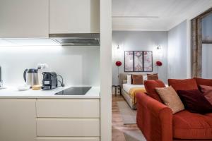 eine Küche und ein Wohnzimmer mit einem Sofa und einem Bett in der Unterkunft Sta Catarina 632 by LovelyStay in Porto