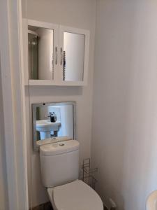 ein Badezimmer mit einem weißen WC und einem Waschbecken in der Unterkunft Central and peaceful room with your own bathroom in London
