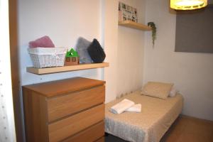Dormitorio pequeño con cama y vestidor en Apartamento LiLi Beach, en Candelaria