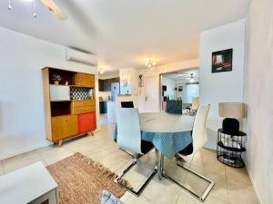 a dining room and kitchen with a table and chairs at Charmant 2 pièces centre-ville in Cagnes-sur-Mer