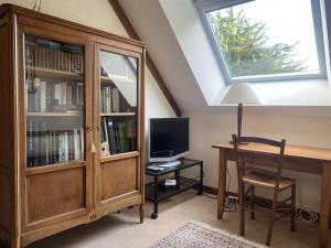 Zimmer mit einem Schreibtisch, einem Computer und einem Fenster in der Unterkunft 753 - Belle maison à Erquy à 1km5 des plages et 2km5 du centre in Erquy