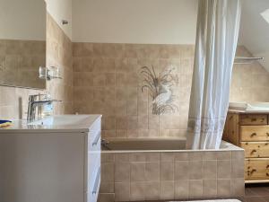 un baño con bañera y lavabo en 753 - Belle maison à Erquy à 1km5 des plages et 2km5 du centre, en Erquy 14 fotos más