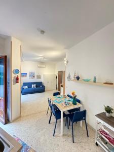 Un comedor y una sala de estar con mesa y sillas. en Approdo di Marina, en Vietri