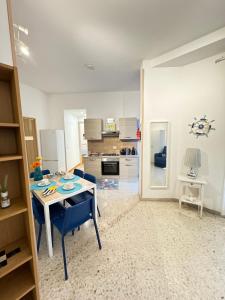 eine Küche mit einem Tisch und blauen Stühlen in einem Zimmer in der Unterkunft Approdo di Marina in Vietri