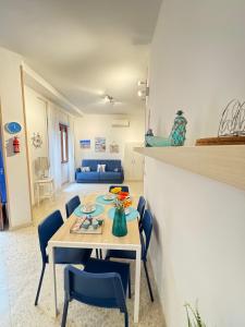 ein Esszimmer und ein Wohnzimmer mit einem Tisch und Stühlen in der Unterkunft Approdo di Marina in Vietri