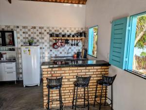 Nhà bếp/bếp nhỏ tại Chalé brilho do mar