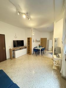 ein Wohnzimmer mit einem Tisch und einem TV. in der Unterkunft Approdo di Marina in Vietri