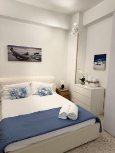 ein Schlafzimmer mit einem Bett mit zwei Handtüchern darauf in der Unterkunft Approdo di Marina in Vietri