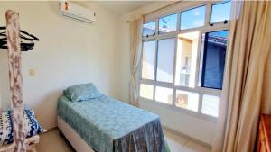 Postel nebo postele na pokoji v ubytování Duplex a 2 Minutos da Praia de Taperapuan + 12 fotografií