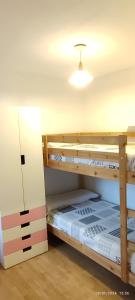 Acogedor apartamento entre España y Francia. في أُنْداي: غرفة نوم بسريرين بطابقين في غرفة