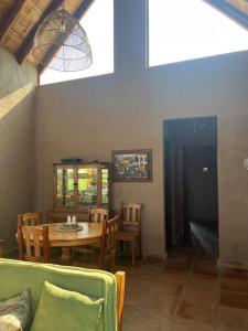 jadalnia ze stołem i krzesłami oraz oknem w obiekcie ¡Vacaciones en Chincha! w mieście Ica