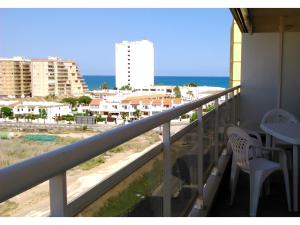 balcón con vistas al océano y a los edificios en Colomeras Vidaber, en Oropesa del Mar