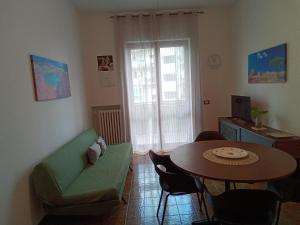 a living room with a green couch and a table at Suite Scirocco & Tramontana in Lecce