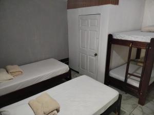 A bed or beds in a room at Mi Casa Tica Backpackers