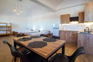 a kitchen and dining room with a table and chairs at Wichrowe Wzgórze in Krajno Pierwsze