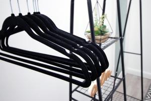 un montón de cuerdas negras colgando de un estante en Malpas House 4 BR Free street parking, en Newport