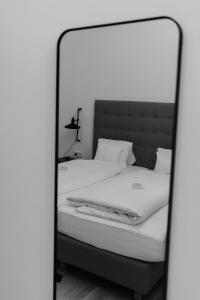 reflejo de una cama en un espejo en GUESTHOUSE RIEGERSBURG - Das Haus der guten Geister, en Riegersburg