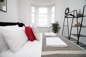 ニューポートにあるGarden | Parking | 4BRの部屋には枕とテーブルが置かれた白いソファがある +47枚の写真