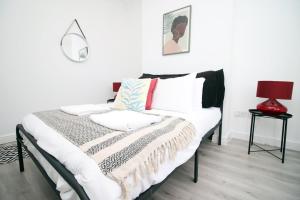 Dormitorio blanco con cama con manta en Malpas House 4 BR Free street parking, en Newport