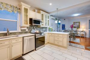 A kitchen or kitchenette at Pet-Friendly Salem Apartment with Shared Deck!