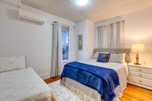 um quarto branco com uma cama e uma janela em Pet-Friendly Salem Apartment with Shared Deck! em Salem