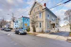 uma casa numa rua com carros estacionados na rua em Pet-Friendly Salem Apartment with Shared Deck! em Salem