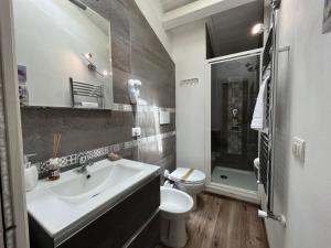 DOMUS TUSCIA APARTMENTS San Faustino guesthouse في فِتيربو: حمام أبيض مع حوض ومرحاض