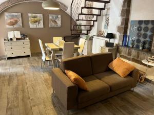 sala de estar con sofá y mesa en DOMUS TUSCIA APARTMENTS San Faustino guesthouse en Viterbo